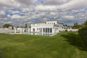Villa monofamiliare con piscina a Parmamia