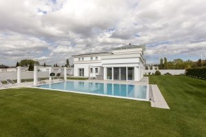 Villa monofamiliare con piscina a Parmamia