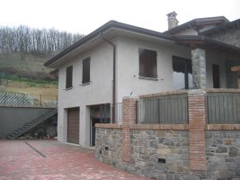 Casa trifamiliare a Calestano